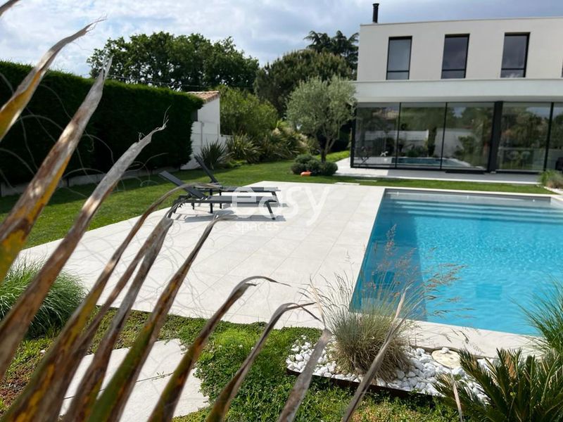 Modern villa available for rent intended specifically for filming purposes in Bordeaux, FRANCE