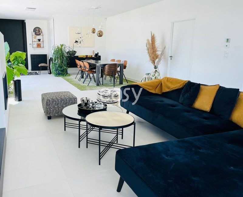 Rent a contemporary villa with modern features for filming purposes in Bordeaux, FRANCE