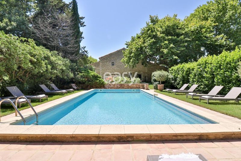 Shooting location with swimming pool in Avignon, France suitable for professional photo sessions