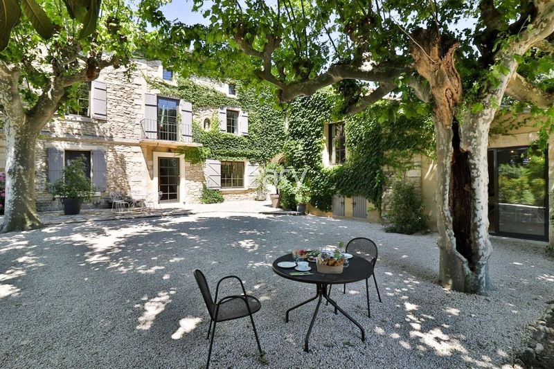 Provençal farmhouse available for rent for film shooting near Avignon, FRANCE
