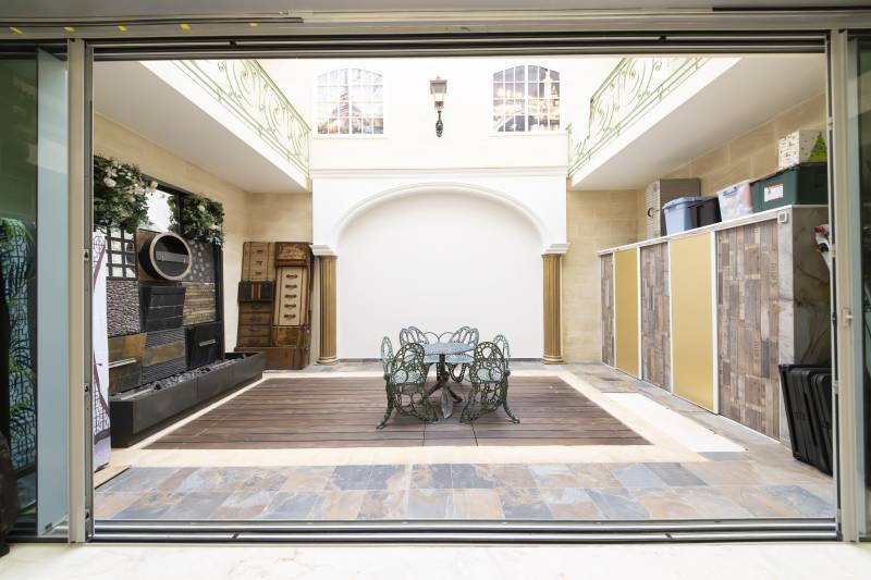 renting a location for filming in the city of Paris, FRANCE