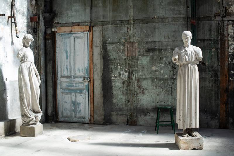 Concrete raw location in Paris ideal for professional shooting sessions