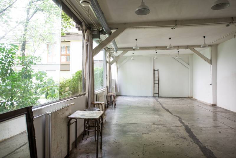 Raw space available for professional photo shoots and filming sessions in Paris, FRANCE