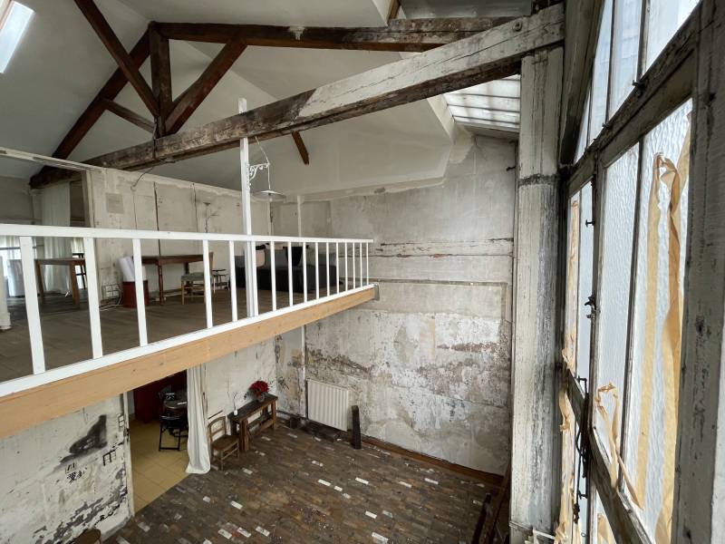 find a unique and atypical location for a photoshoot in Paris, FRANCE