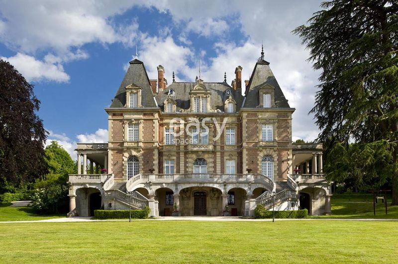 castle suitable for filming located in the northern area of Paris
