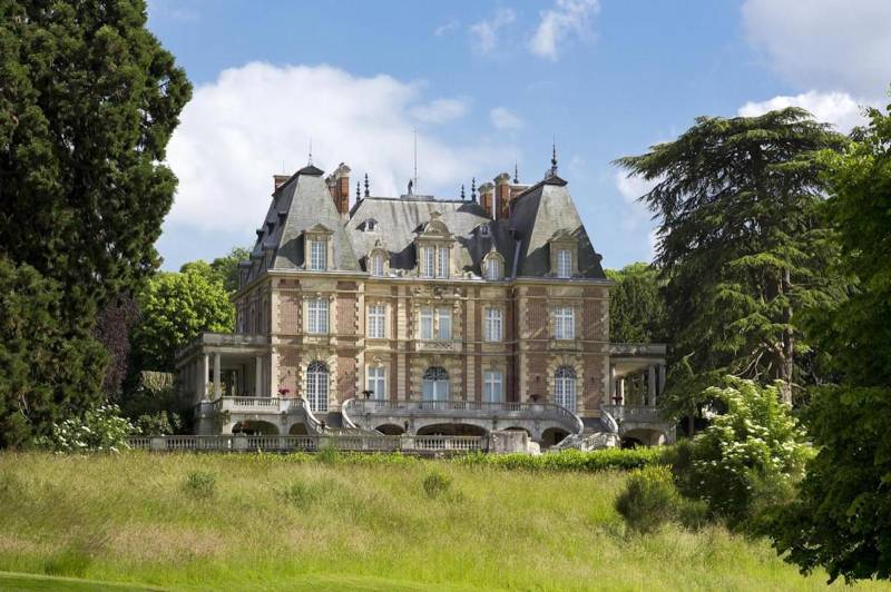 castle for rent for filming in Paris