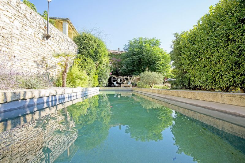 Filming location in the historical and culturally rich city of Avignon