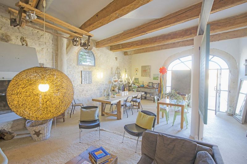 location of the photo shoot taking place in Avignon city