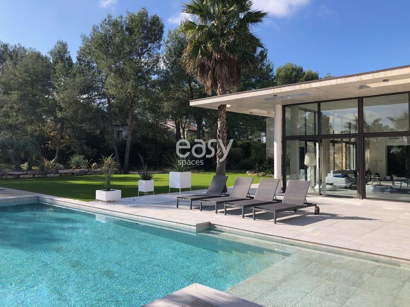 filming location featuring a swimming pool in the city of Montpellier