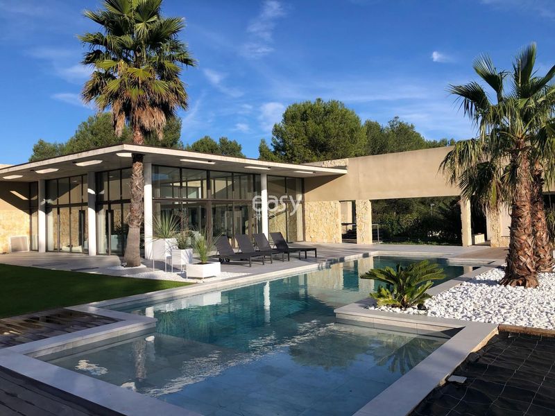 filming location featuring a swimming pool in the city of Montpellier