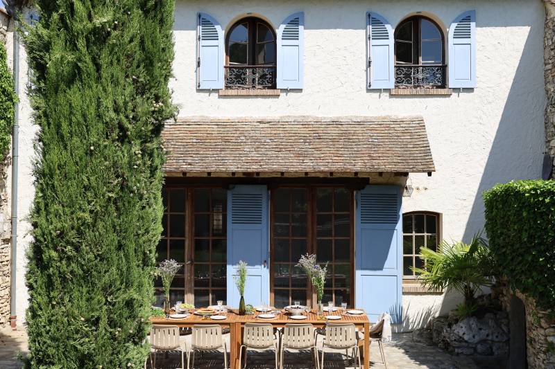 picturesque and idyllic countryside setting perfect for a photo shoot in Paris, France