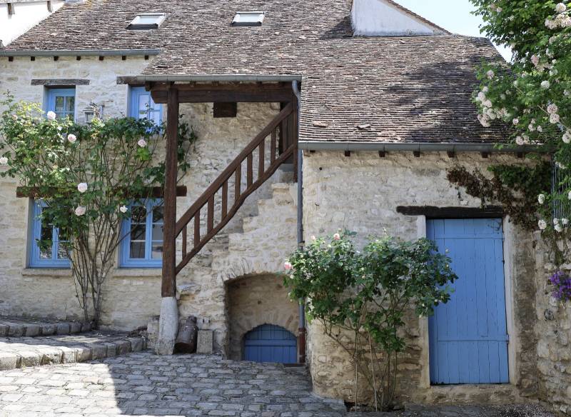 Countryside photoshoot location in the Paris region of FRANCE with natural scenic backgrounds