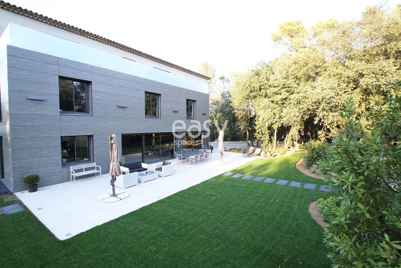 organizing a professional photoshoot in a modern villa located in the beautiful PACA region of France