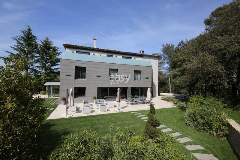 detailed identification and precise location tracking of various places in the southern region of France