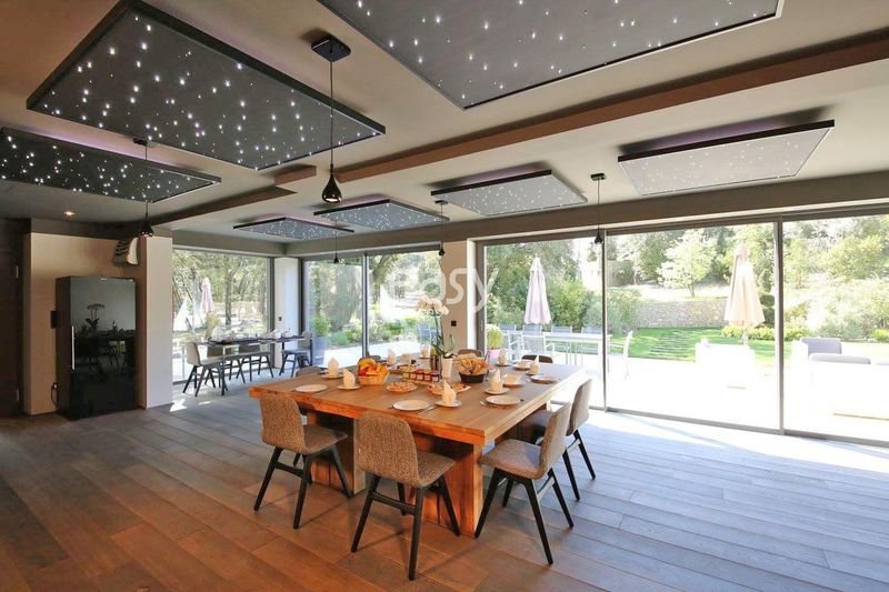 Large and Bright Living Room Perfectly Suited for Photo Production in Aix-en-Provence