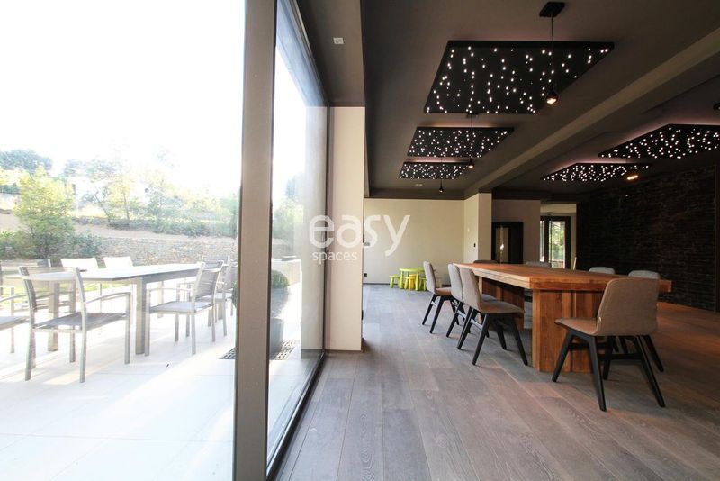 Renting a luxurious villa with a spacious modern living room perfectly suited for professional photo shoots in Aix-en-Provence