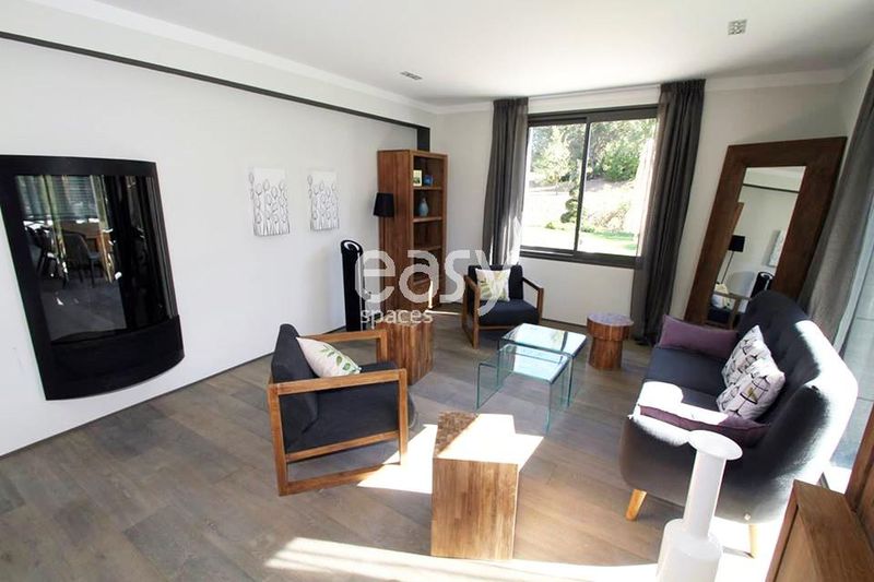 Where can you find a comprehensive location scouting agency in Aix-en-Provence?