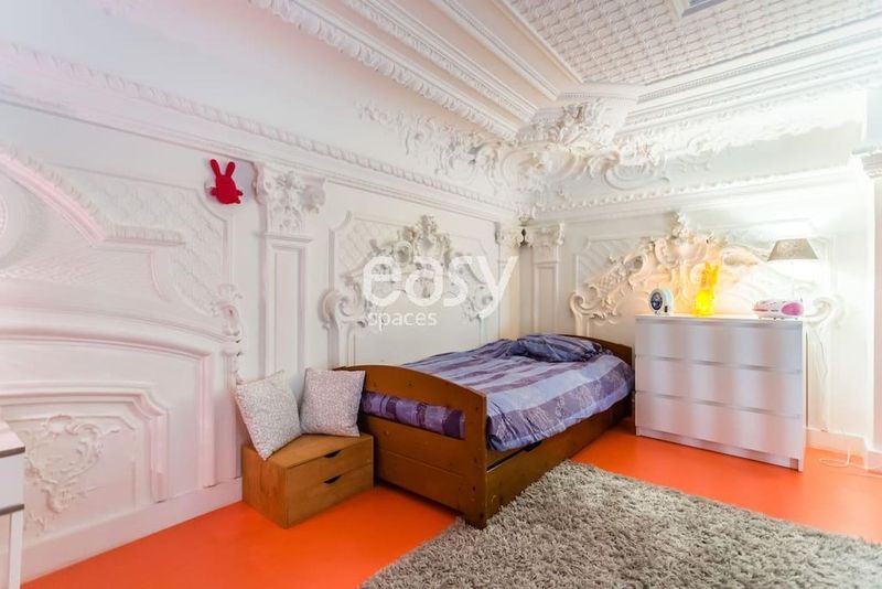 offer one’s apartment through an agency specializing in locations for film or photography projects