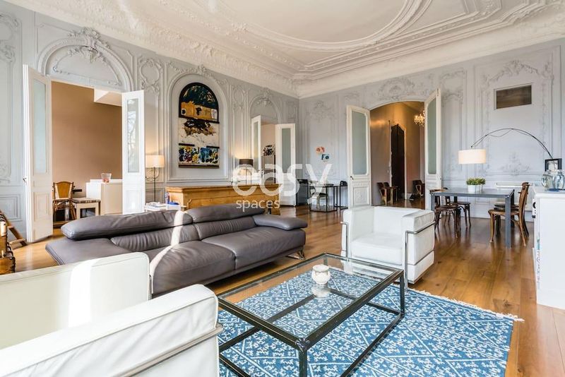 carry out a professional and creative photo shoot session in the beautiful city of Marseille