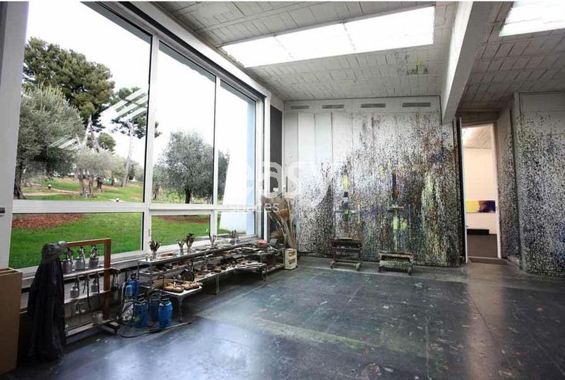 Rent a location similar to an art gallery in the Alpes-Maritimes area (06) with various amenities and features