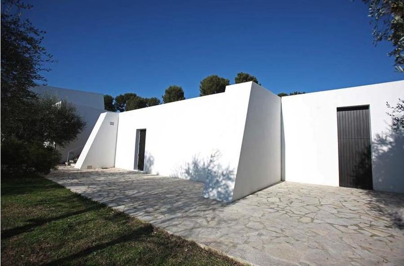 Artist's studio available for rent specifically designed for professional photo shoots and creative photography sessions