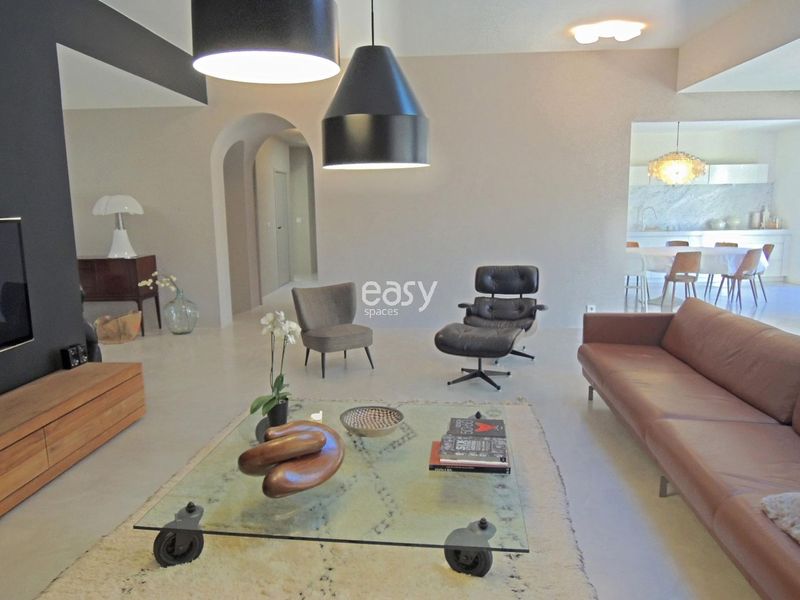 Renting a modern contemporary house specifically designed for a professional photo shoot session in the beautiful South of France