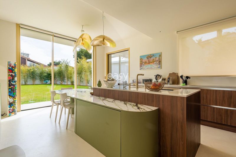 decor for photo shoots in Bordeaux, France, featuring a carefully arranged setting for capturing professional images