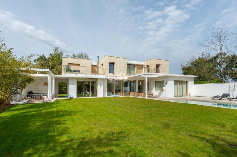 Contemporary villa perfectly suited for professional photoshoot sessions in Bordeaux, France