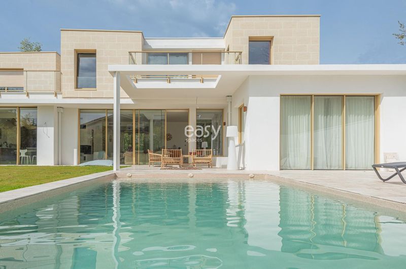 Villa with a private swimming pool available for filming locations in Bordeaux, France