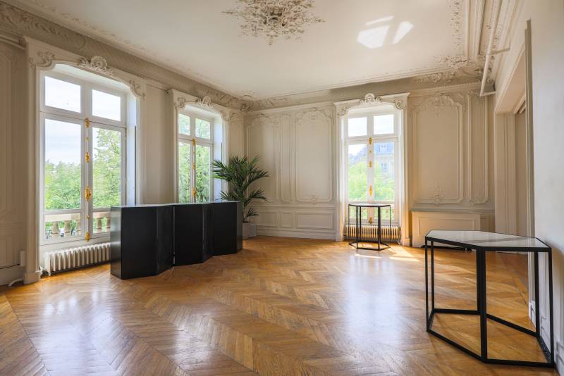 Renting a Haussmann-style apartment for an elegant dinner in Paris, France