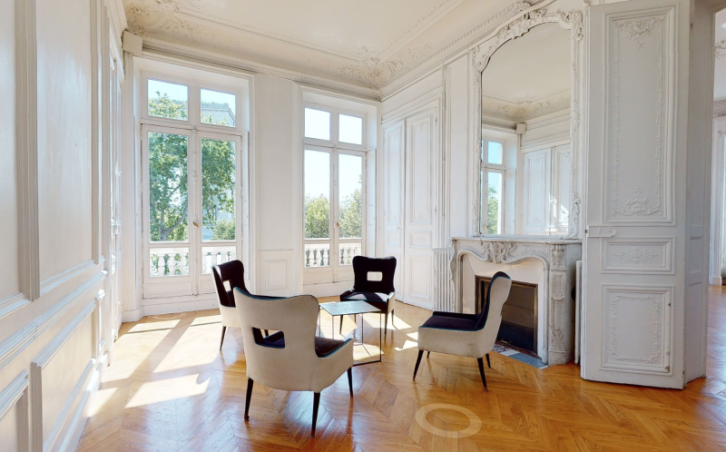 Renting an elegant Haussmannian showroom with a magnificent view of the Arc de Triomphe in Paris, FRANCE