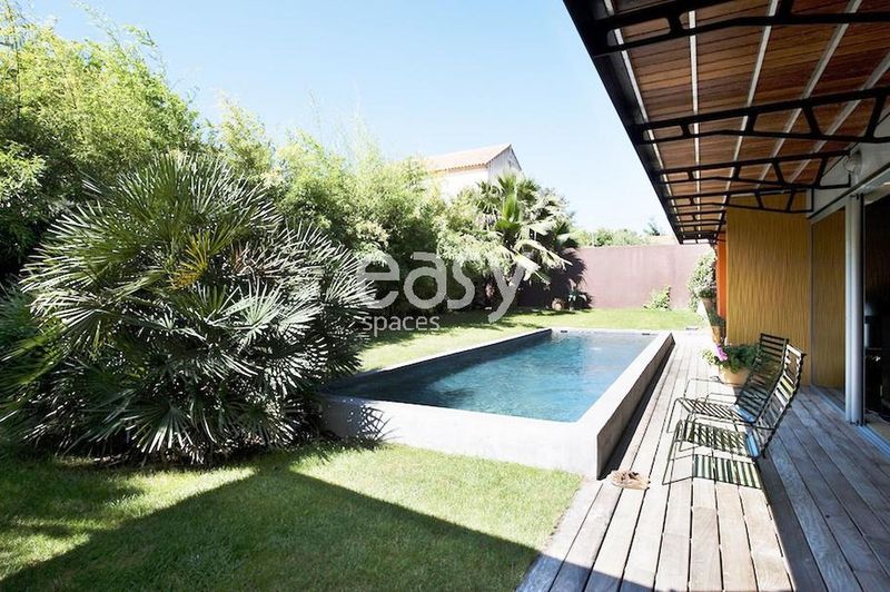 Renting a modern and contemporary villa specifically designed and available for a professional photoshoot session