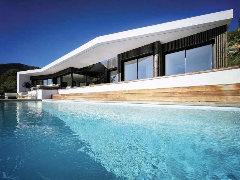 Villa with swimming pool and sea view in the Var region, France, ideal for professional photo shoots and artistic projects