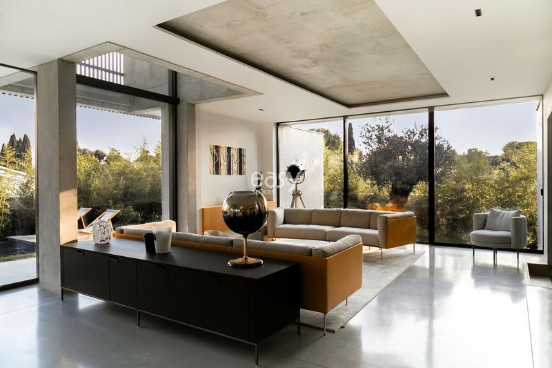 Contemporary villa available for rental specifically for professional filming and shooting purposes in FRANCE