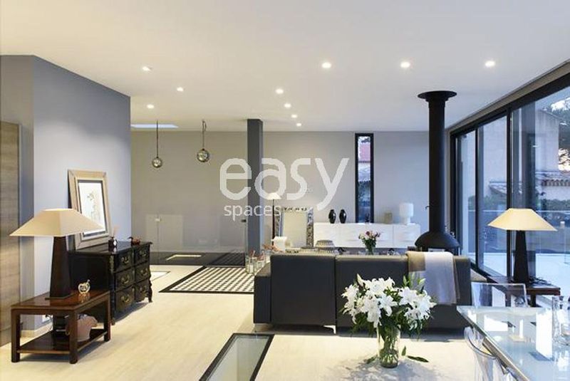 Contemporary House Specifically Designed for Professional Photographic Shootings in the Paca Region