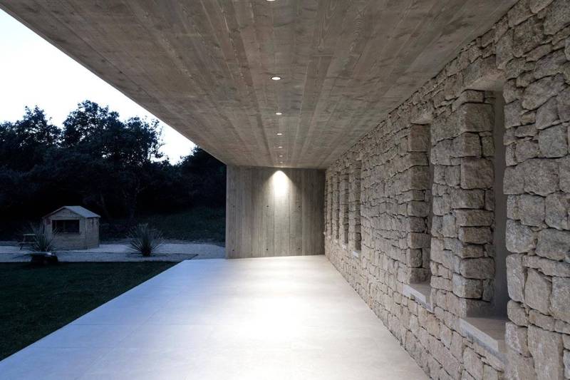 rent a brutalist setting for filming in Provence-Alpes-Côte d'Azur