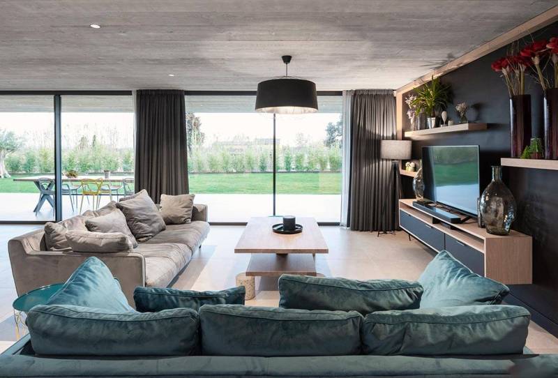 Brutalist decor for rent for filming in Provence-Alpes-Côte d'Azur