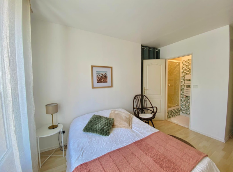 renting a house in the suburbs of Paris