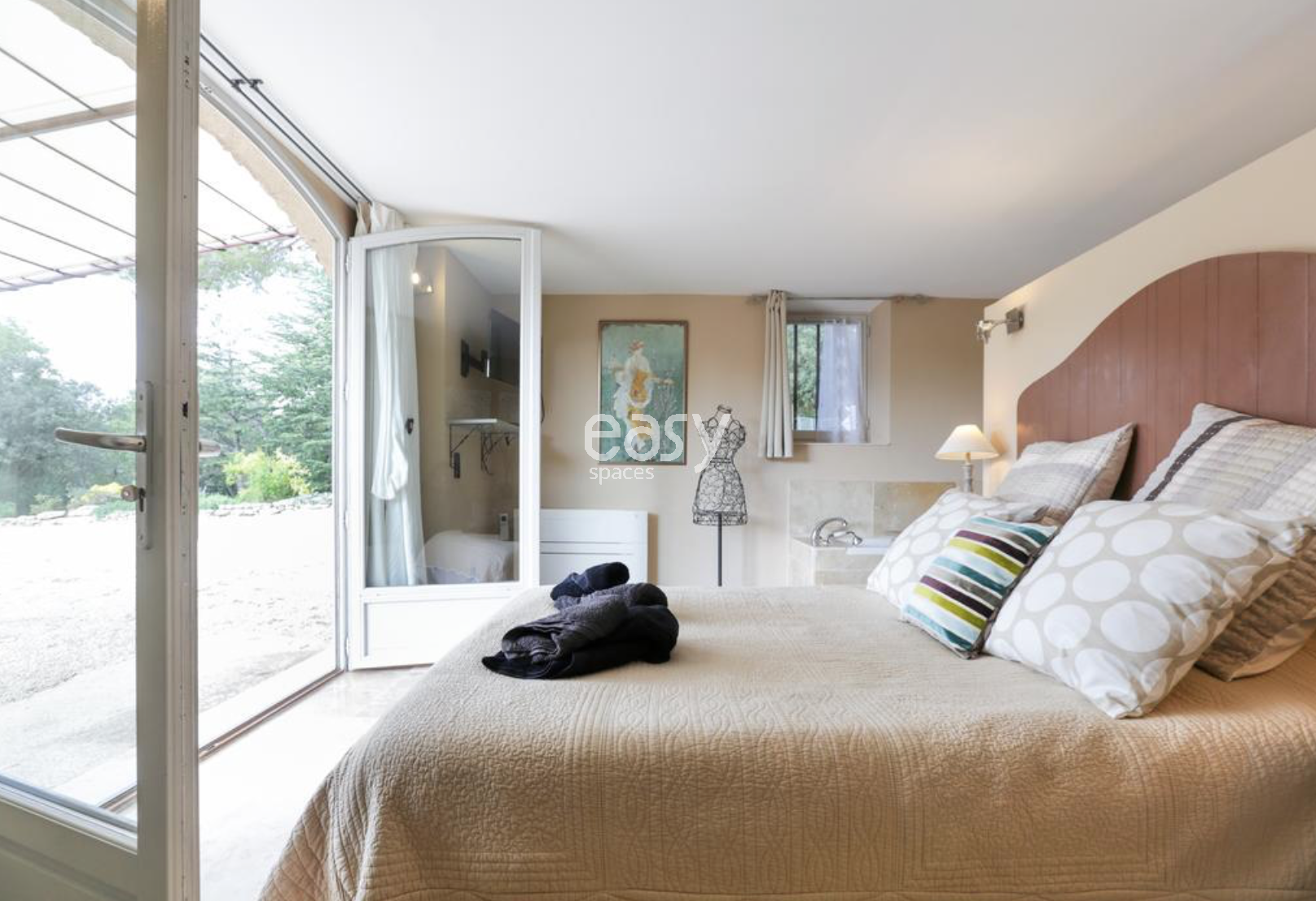 Place available for rent for professional photography shooting sessions in the beautiful Luberon region