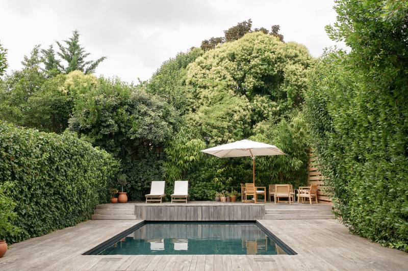 Shooting location featuring a beautiful swimming pool situated right in the center of Bordeaux, FRANCE