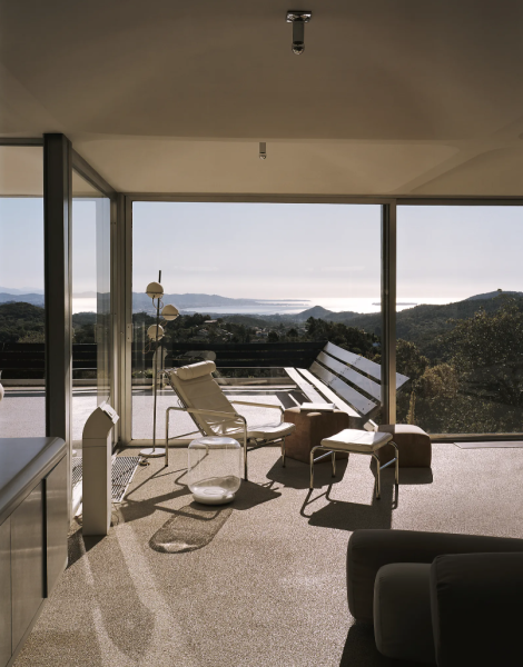 Location of a shooting place from the 1970s available for rent in Cannes, FRANCE