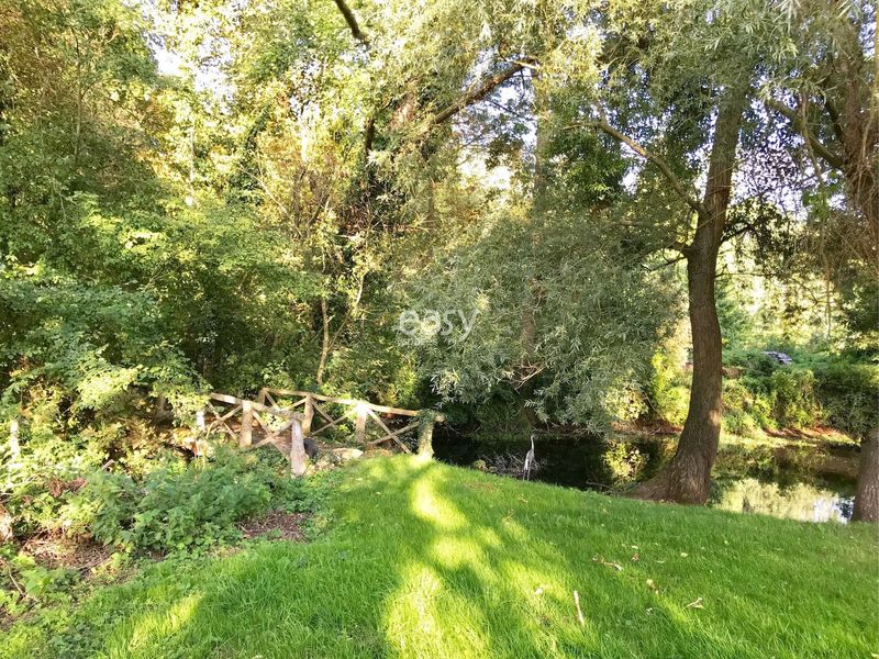 Extensive and Beautiful Natural Garden Perfect for Photoshoots and Filming Near Paris and Its Surroundings