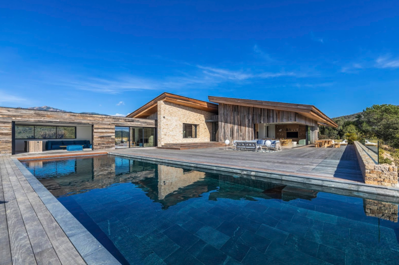 Rent a house with sea view for a photoshoot in Corsica