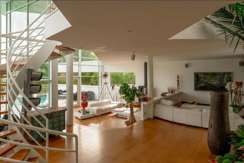 Renting a modern house for a photoshoot in Paris