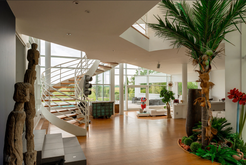 rent a contemporary villa for filming near Paris