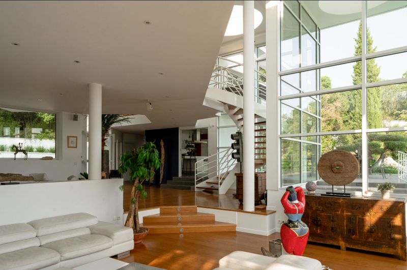 Rent a 1970s villa for events near Paris