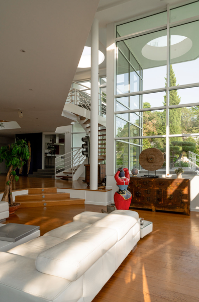 Renting a 1970s-style house for a film shoot in Paris