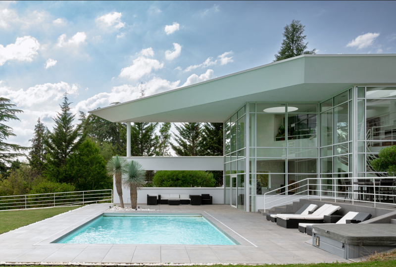 find an unusual villa for a photoshoot in Paris