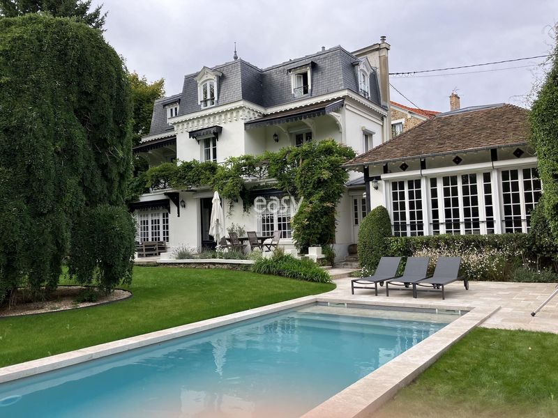 Bourgeois house suitable for professional photo shoot in Paris, France with elegant interiors