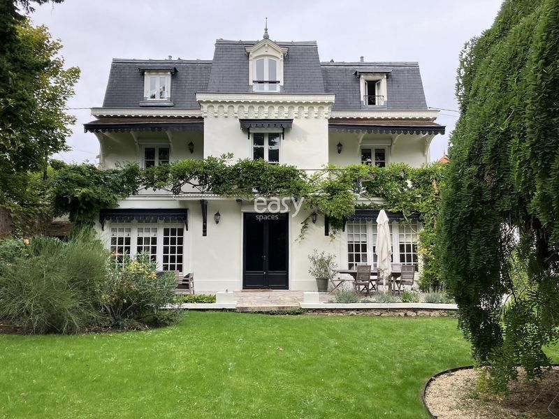 Master house available for rent for high-end photo production in Paris, France